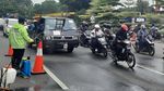 Kendaraan Menumpuk di Hari Pertama PSBB Surabaya