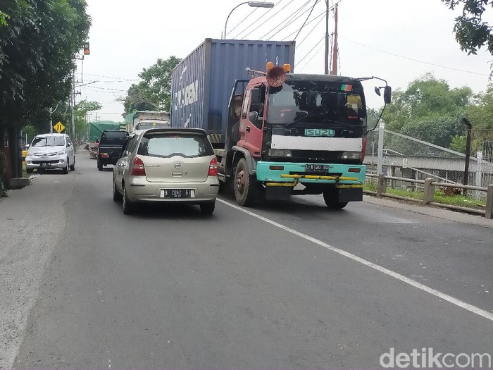 Di hari pertama PSBB, Jalan Mastrip Surabaya didominasi kendaraan besar. Kemudian banyak mobil berplat luar kota namun digunakan warga Surabaya.