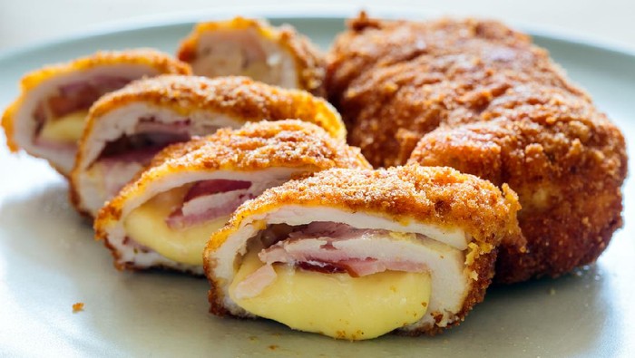 Cordon bleu speciality (rolls with chicken breast, ham and cheddar cheese)