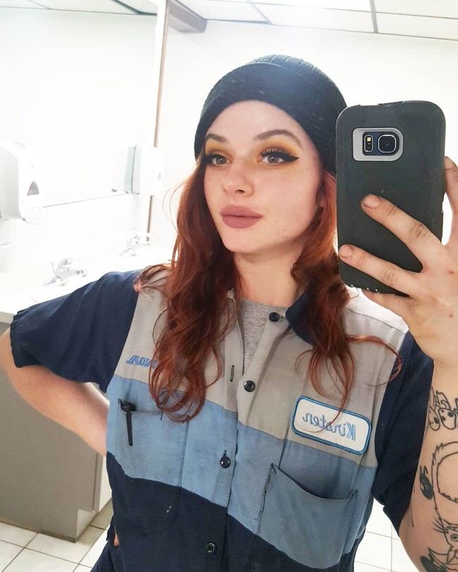 Kirsten Vaughn hampir menjadi ahli mekanik wanita pertama di tempatnya bekerja. Namun beberapa waktu lalu ia dipecat karena ketahuan punya akun OnlyFans setelah seorang rekan kerja melaporkan ke bos. Foto: Instagram @ms.reds.wrenching