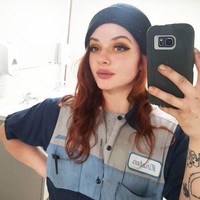 Kirsten Vaughn hampir menjadi ahli mekanik wanita pertama di tempatnya bekerja. Namun beberapa waktu lalu ia dipecat karena ketahuan punya akun OnlyFans setelah seorang rekan kerja melaporkan ke bos. Foto: Instagram @ms.reds.wrenching