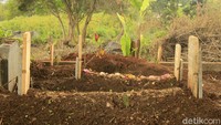 Tatang mengatakan, ada dua blok dengan kapasitas 200 makam yang digunakan untuk menguburkan korban pasien COVID-19.