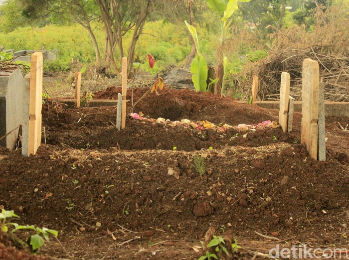 Tempat Pemakaman Umum (TPU) Cikadut ditunjuk Pemerintah Kota Bandung sebagai tempat peristirahatan terakhir bagi jenazah yang terpapar COVID-19. Hingga Kamis (27/4/2020), sedikitnya 40-an jenazah korban pandemi ini telah dimakamamkan di sana sejak sebulan terakhir.