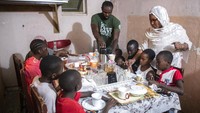 Sebuah keluarga di Dakar, Senegal, harus merayakan Ramadhan di rumah karena adanya larangan pertemuan publik dan jam malam akibat pandemi COVID-19. AP/Sylvain Cherkaoui