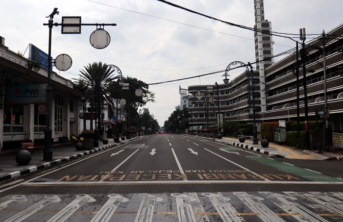 Jalan Asia Afrika, Kota Bandung, Jawa Barat ditutup sementara selama pelaksanaan Pembatasan Sosial Berskala Besar (PSBB). Begini suasananya.
