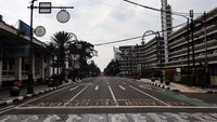 Seperti ini suasana Jalan Asia Afrika, Kota Bandung, Jawa Barat yang ditutup sementara selama pelaksanaan Pembatasan Sosial Berskala Besar (PSBB).