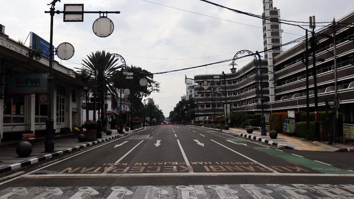 Jalan Asia Afrika, Kota Bandung, Jawa Barat ditutup sementara selama pelaksanaan Pembatasan Sosial Berskala Besar (PSBB). Begini suasananya.