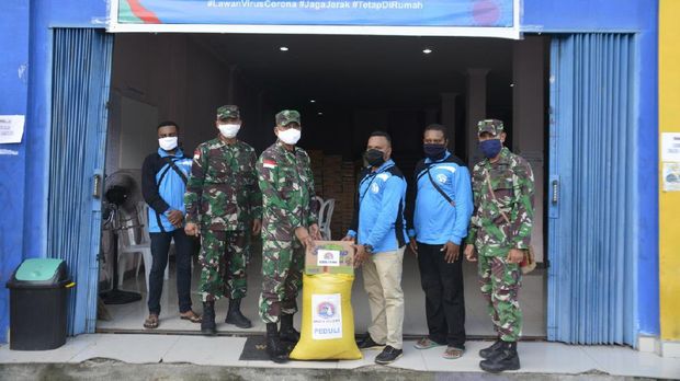 Korem 272/PWY Jayapura Beri Bantuan untuk Warga terdampak Corona