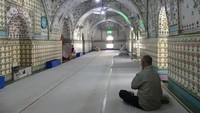 Walau sempat dikritik, tapi nyatanya dekorasi yang menghiasi Star Mosque adalah apa yang membuatnya unik. Pasalnya, desain masjid seramai Star Maosque tak mungkin dapat ditemukan di tempat mana pun di dunia (Star Mosque/Facebook)