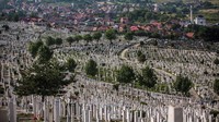 Selain itu pemakaman Sarajevo yang merupakan saksi bisu pembantaian (genosida) umat Muslim oleh tentara Serbia pada tahun 1955.  Pembantain itu merenggut nyawa lebih dari 8.000 orang etnis Muslim Bosnia. Matej Divizna/Getty Images.