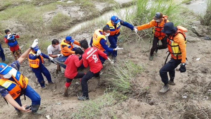 Evakuasi jasad mertua yang dibunuh menantu di Pemalang, Selasa (28/4/2020).