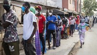 Antrean warga Dakar, Senegal, membeli roti untuk berbuka puasa dengan keluarga di rumahnya tetap dengan menerapkan psychal distancing. AP/Sylvain Cherkaoui