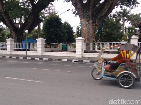 Pagar besi Lapangan Merdeka Medan, Sumatera Utara, lenyap digasak pencuri.