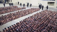 Saat dikumpulkan tidak semua napi gangster menggunakan masker. Mereka juga terlihat duduk berdekatan satu sama lain di tengah wabah virus corona. El Salvador President Press Office via AP.