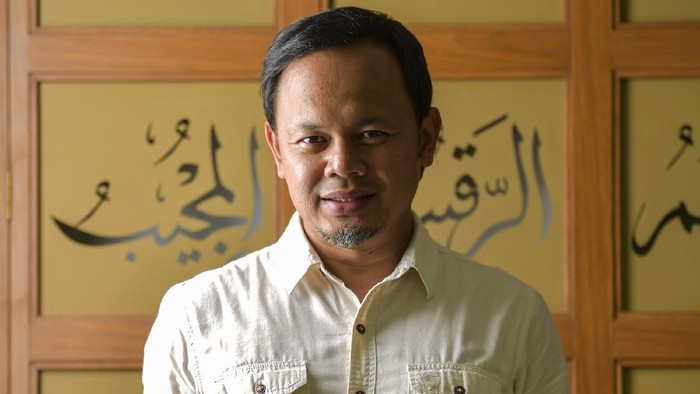 Walikota Bogor Bima Arya (48) berpose di kediamannya di Bogor, Jabar. Bima Arya dinyatakan positif terinfeksi corona 17 Maret 2020, menjalani isolasi di RSUD Kota Bogor dan dinyatakan negatif pada 18 April.
