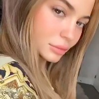 Kylie Jenner, seperti dikutip dari The Sun, memanfaatkan momen karantina untuk bereksperimen pada penampilannya. Salah satunya dengan mencoba berbagai gaya makeup dan tanpa makeup. Foto: Instagram