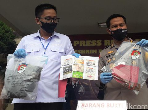 Polisi amankan 4 pelaku pembunuhan driver taksi online di Bandung. Keempat pelaku diduga rencanakan pembunuhan karena tak sanggup bayar ongkos perjalanan.