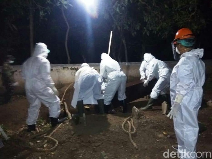 Seorang warga Situbondo mengembuskan napas saat menjalani perawatan di Bali. Jenazahnya dimakamkan di Situbondo dengan protap penanganan Corona.