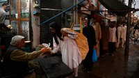 Saat masa pandemi COVID-19, masih banyak umat Muslim di Pakistan yang berbuat kebaikan seperti memberikan makanan gratis untuk berbuka kepada warga yang kurang mampu. Aamir Qureshi/AFP via Getty Images.