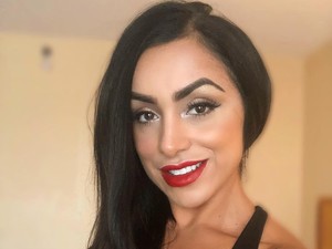 Karena Corona, Pramugari Ini Beralih Profesi Jadi Pekerja Supermarket