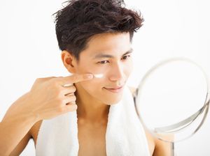 Pria Ini Pamer Kulit Mulus & Glowing, Netizen Wanita Menangis