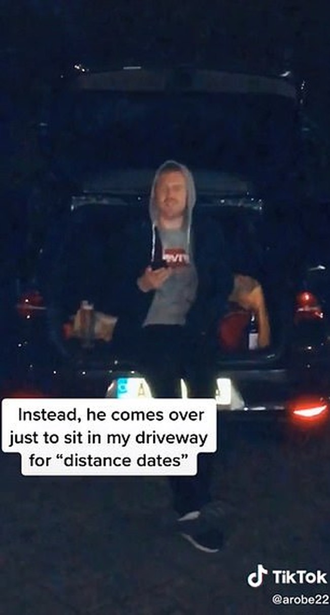 Foto dan video romantisme keduanya diunggah Alexandra di akun TikTok-nya. wanita 21 tahun itu membagikan momen makan malam dengan sang kekasih.  Foto: dok. TikTok