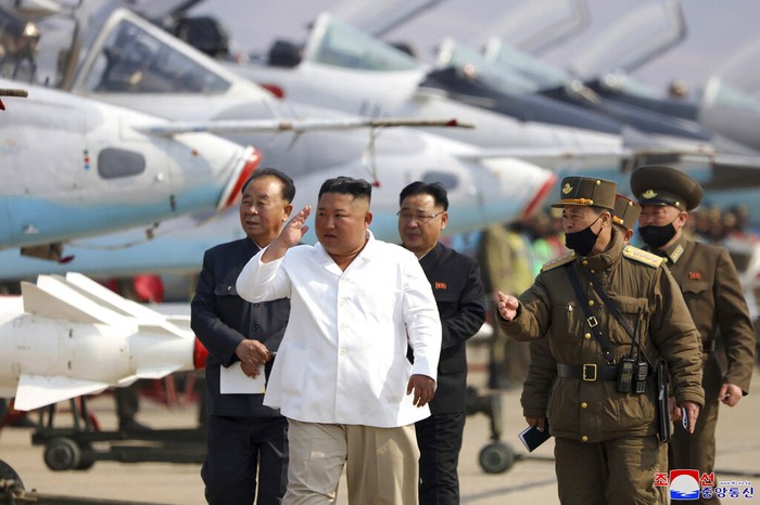 Kabar kondisi kesehatan pemimpin Korea Utara Kim Jong Un jadi perhatian dunia. Berbagai isu muncul terkait kondisi kesehatan orang nomor satu Korea Utara ini.