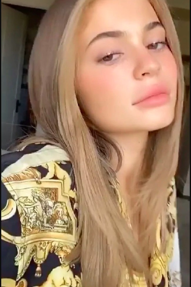 Dan beginilah wajah Kylie Jenner tanpa makeup. My Skin these days, begitu dia menulis pada keterangan video yang diunggahnya ke Instagram @kyliejenner. Foto: Instagram
