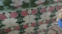 Menggunakan teknik bernama Chinitikri, sang perupa menggunakan pecahan porselen China dan menyusunnya sedemikian rupa membentuk mosaik nan indah. Tak hanya pecahan porselen, pecahan botol beling juga kerap digunakan karena dianggap murah (Star Mosque/Facebook)