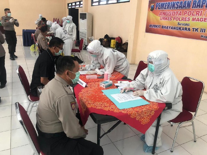 Sebanyak 90 anggota Polres Magetan yang bertugas di Ponpes Al Fatah, Temboro menjalani rapid test. Salah seorang polisi reaktif saat rapid test.
