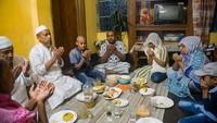 Di Bangladesh telah diterapkan peraturan untuk tidak melakukan pertemuan di luar saat waktu berbuka puasa, Sehingga warganya hanya melakukan iftar dirumah saja bersama keluarga. Masfiqur Sohan/Anadolu Agency via Getty Images.