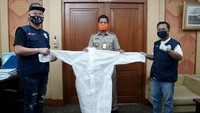Tidak hanya itu, gerakan sosial #BerbuatBaikEsokHari juga untuk mengunjungi Wisma Atlet serta beberapa Komando Distrik Militer (Kodim) dan Kepolisian Resor di sekitaran DKI Jakarta untuk memberikan donasi kepada para TNI dan Polri berupa alat pelindung kesehatan (APD) dan sembako. Foto: dok. HIPMI Jaya