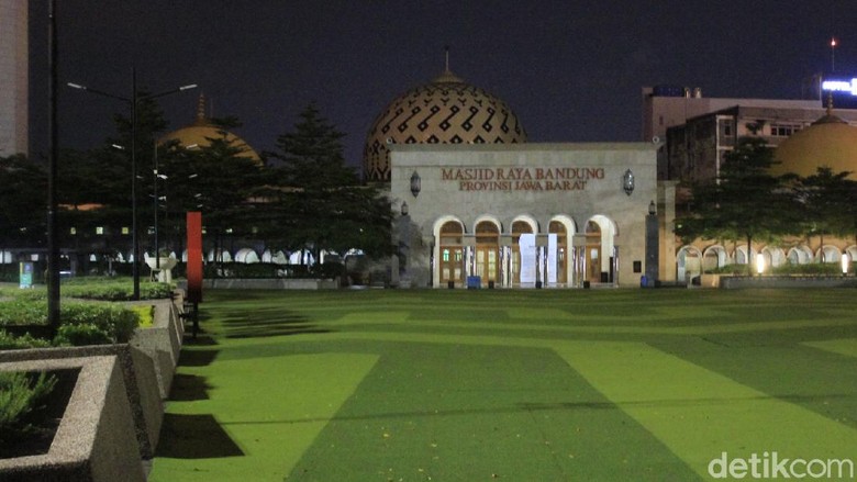 Suasana malam di Masjid Agung Bandung pasca PSBB.