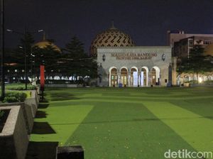 Heningnya Malam Ramadhan di Masjid Raya Bandung