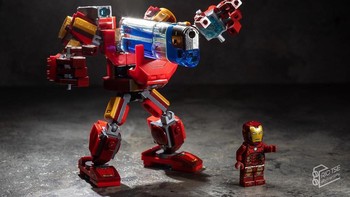 Dia memadukan Lego dan mainan lainnya dengn barang-barang yang ada di rumahnya. Foto: Ric Tse via Petapixel 