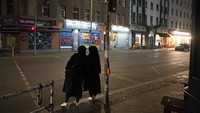 Dua wanita Muslim saat akan menyeberang Oranienstrasse yang terlihat sepi di distrik Kreuzberg, Berlin, Jerman. Sean Gallup/Getty Images.