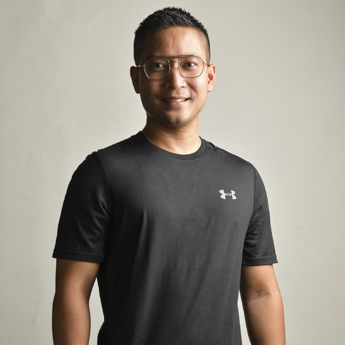 PARA PENAKLUK CORONA Artis Detri Warmanto (34) berpose di kediamannya di Jakarta. Menantu Menpan RB tjahjo Kumolo tersebut meyakini bahwa COVID-19 bisa disembuhkan oleh diri sendiri melalui imun tubuh meskipun vaksinnya belum ditemukan.