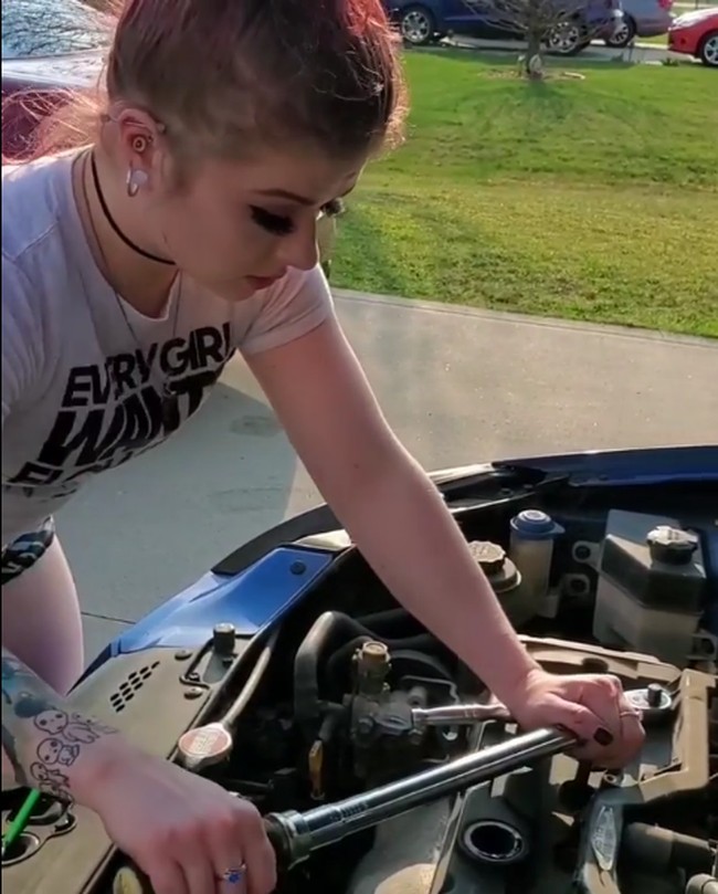 Kirsten tengah belajar menjadi ahli mekanik di sebuah dealership Honda di Amerika Serikat. Ia pun bisa disebut langka karena jarang ada wanita yang melakoni profesi tersebut. Jika tidak dipecat, Kirsten bisa mencetak sejarah sebagai ahli mekanik wanita pertama di sana. Foto: Instagram @ms.reds.wrenching