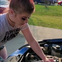 Kirsten tengah belajar menjadi ahli mekanik di sebuah dealership Honda di Amerika Serikat. Ia pun bisa disebut langka karena jarang ada wanita yang melakoni profesi tersebut. Jika tidak dipecat, Kirsten bisa mencetak sejarah sebagai ahli mekanik wanita pertama di sana. Foto: Instagram @ms.reds.wrenching