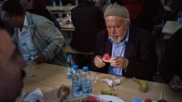 Kaum wanita membagikan makanan selama jam buka puasa. Carsten Koall/Getty Images.