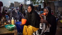 Umat Muslim di Nigeria saat ini masih dalam masa wasapada COVID-19 dan memiliki 1.337 kasus Corona. Tampak wanita Muslimah Afrika sedang melakuka iftar.  Nicolas Remene/AFP via Getty Images