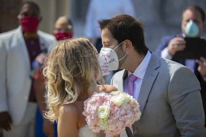 Begini Cara Warga Ungkapkan Kasih Sayang di Masa Pandemi Gabrielle Schmees dan Diego Grassano melangsungkan pernikahan di tengah wabah Corona di Houston, AS. Usai prosesi mereka berciuman dengan memakai masker.