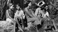 Beberapa warga sedang duduk santai di depan rumah pada 1950 lalu. Pada tahun 50-an, sebagian anak di sana masih bertelanjang dada. Horace Bristol/Three Lions/Getty Images.