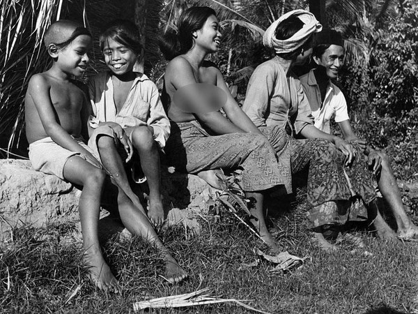 Beberapa warga sedang duduk santai di depan rumah pada 1950 lalu. Pada tahun 50-an, sebagian anak di sana masih bertelanjang dada. Horace Bristol/Three Lions/Getty Images. Beberapa warga sedang duduk santai di depan rumah pada 1950 lalu. Pada tahun 50-an, sebagian anak di sana masih bertelanjang dada. Horace Bristol/Three Lions/Getty Images.