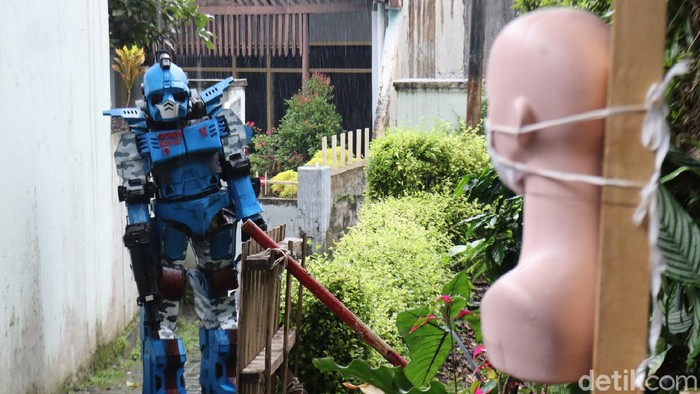 Warga Bandung kerahkan robot untuk membubarkan kerumunan di tengah pandemi Corona