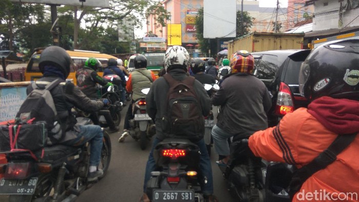 Arus lalu lintas di cimahi pada 28 april 2020 saat psbb