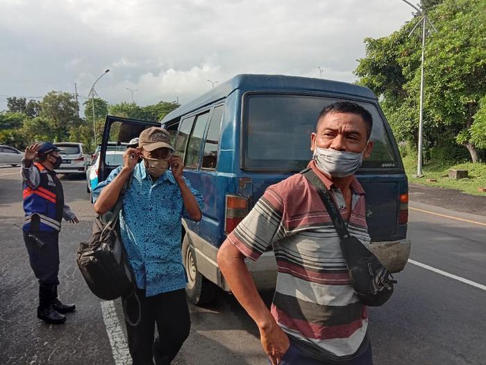 Kendaraan Umum Berplat Non L/W Ditolak Masuk Surabaya