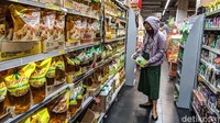 Pembeli memilih barang kebutuhan pangan di pasar ritel modern di Bintaro, Jakarta, Rabu (29/04/2020).