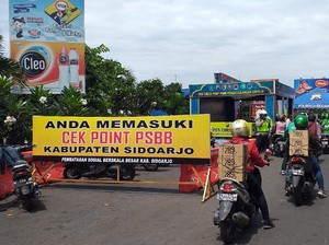Hari Kedua PSBB Sidoarjo, Motor Berboncengan dan Beda Alamat Disuruh Balik