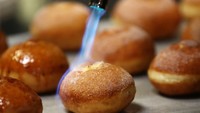 Kini masyarakat juga dapat membeli kopi dan roti dari toko mereka dengan pembayaran tanpa kontak.